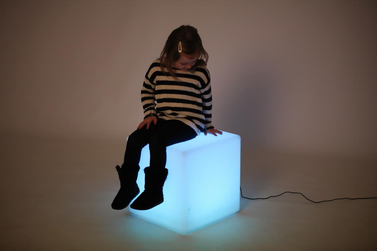 cubo luminoso che diventa una seduta 