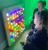 Pannello luminoso sensoriale da parete con pioli colorati