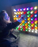 Pannello luminoso sensoriale da parete con pioli colorati