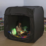 tenda scura per rilassarsi o giocare con materiale luminoso, cuscini e luce uv